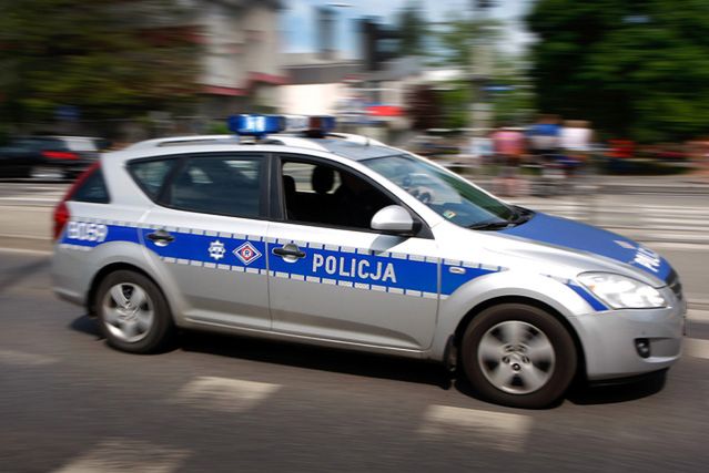 Policjanci w szoku! 15-letni złodziej chciał ich przejechać autem