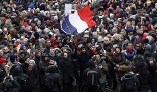 Paryż. Marsz "czerwonych szalików" przeciw przemocy "żółtych kamizelek"