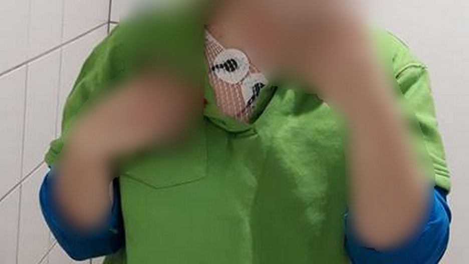 Jedna z pracownic Biedronki sfotografowała elektrody holtera, który założono jej w pracy