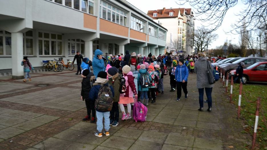 Ewakuacja uczniów szkoły podstawowej w Kołobrzegu