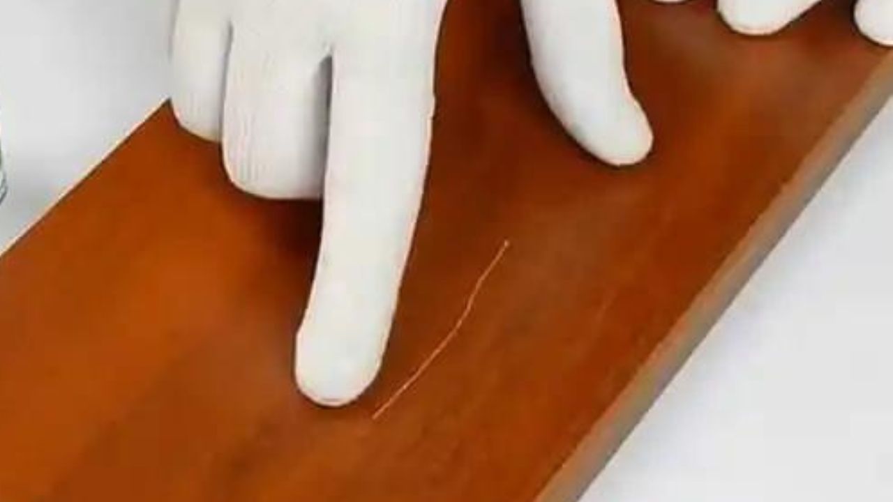 Jeden prosty trik na usunięcie rys z mebli lakierowanych na wysoki połysk. Bez fachowca