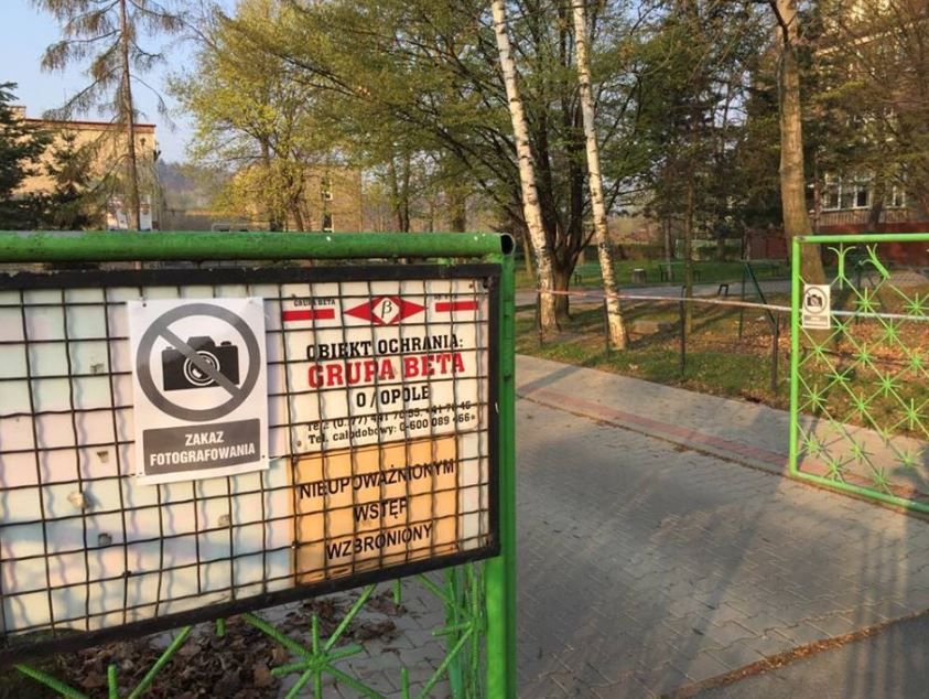 Strajk nauczycieli. W szkole Zalewskiej grożą policją, na płocie "zakaz fotografowania" 