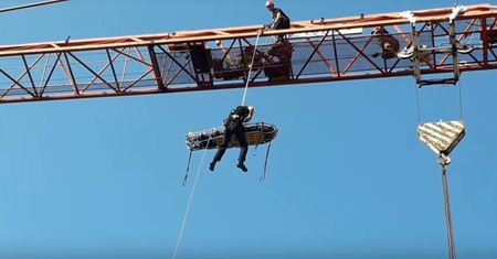 Warszawska Wola. Operator dźwigu zasłabł na wysokości 140 metrów