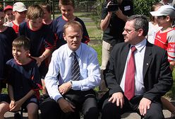 Tusk: będę budować boiska z PiS i SLD