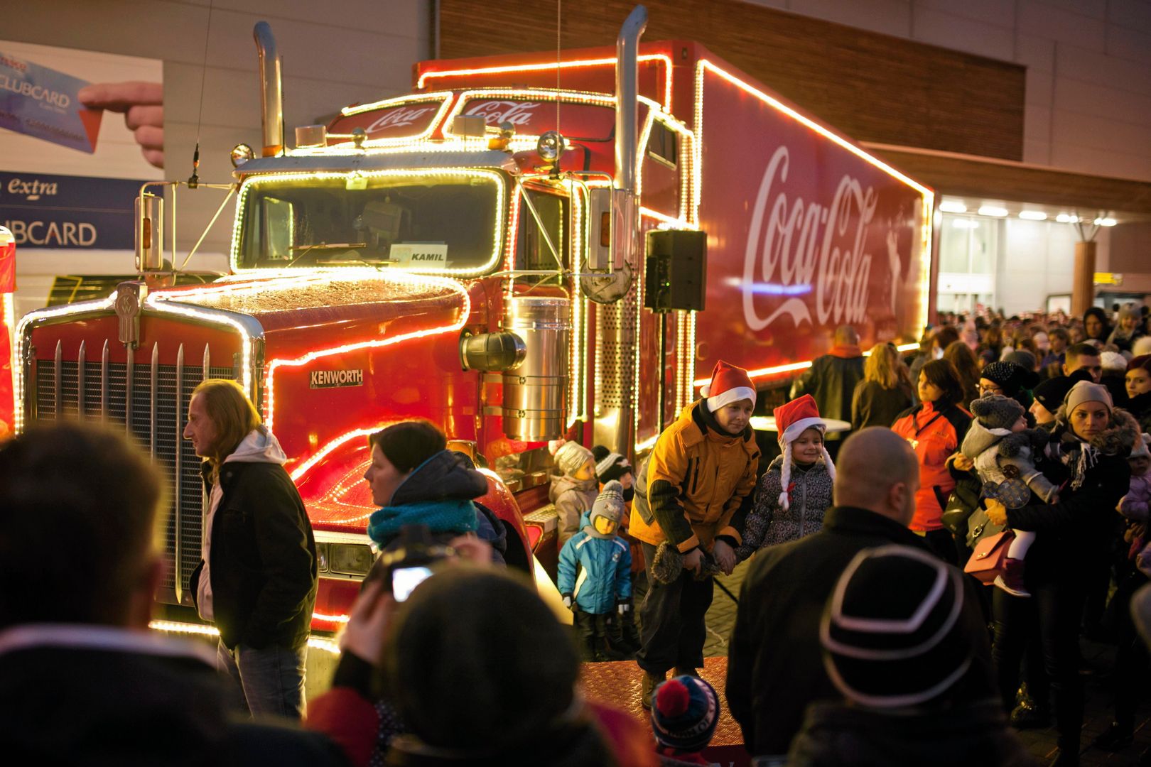 Świąteczne ciężarówki Coca-Coli jadą jutro w Polskę. Sprawdź, gdzie się zatrzymają
