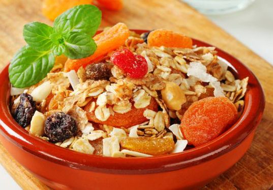 Musli a granola - co jest zdrowsze?