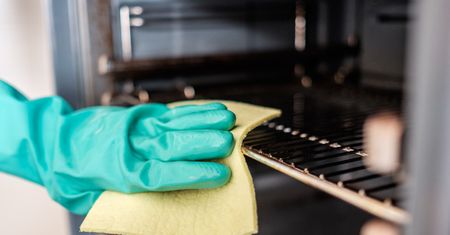 Połącz sól z tym produktem i nałóż je na przypalone jedzenie w piekarniku. Po 15 minutach brud zniknie