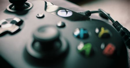 Xbox One taniej o 500 zł. Oszczędzisz również na grach