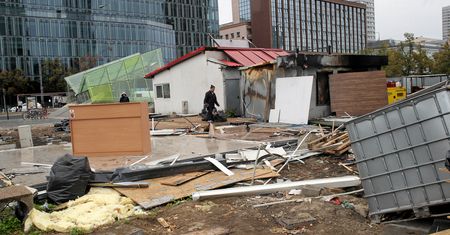 Centrum Warszawy jak po przejściu huraganu. Nielegalne budki zrównane z ziemią