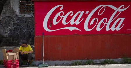 Coca-Cola ukarana za wsparcie LGBT. Koncern mówi o wartościach