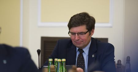 Poseł ujawnił przestępstwo, za co został zwolniony. "Mój kolega przypłacił to życiem"