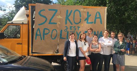 "Szkoła jest apolityczna". Licealiści nie chcą wozu organizacji antyaborcyjnych przed szkołą