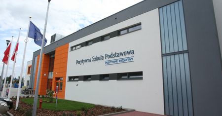 Rodzice uczniów tej szkoły są przerażeni. Świadectwa szkolne będą nieważne?