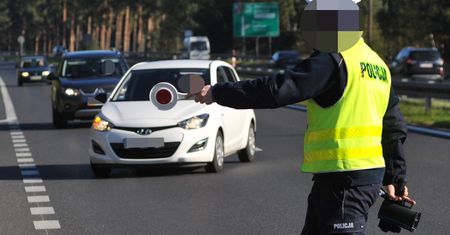 Zarzuty dla policjantów, których skorumpowano ciastkami