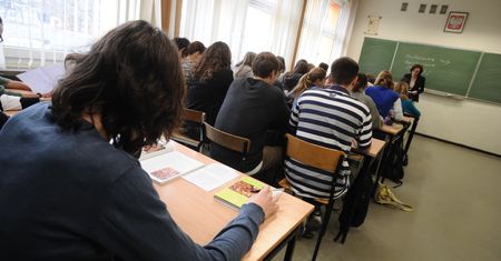 Wciąż brakuje nauczycieli. Luk nie da się magicznie wypełnić. Chemia na języku polskim