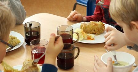 Wegańskie posiłki w szkołach. Polacy: we własnym zakresie!