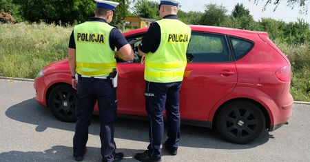 Bez dowodu rejestracyjnego i potwierdzenia OC narazimy się na mandat. Do czasu uruchomienia mDokumentów