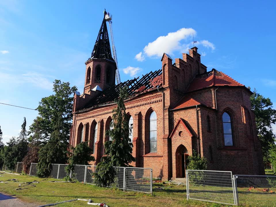 Spłonął dach kościoła w Lutolu Suchym. Zbiórka na odbudowę wywołała hejt w sieci