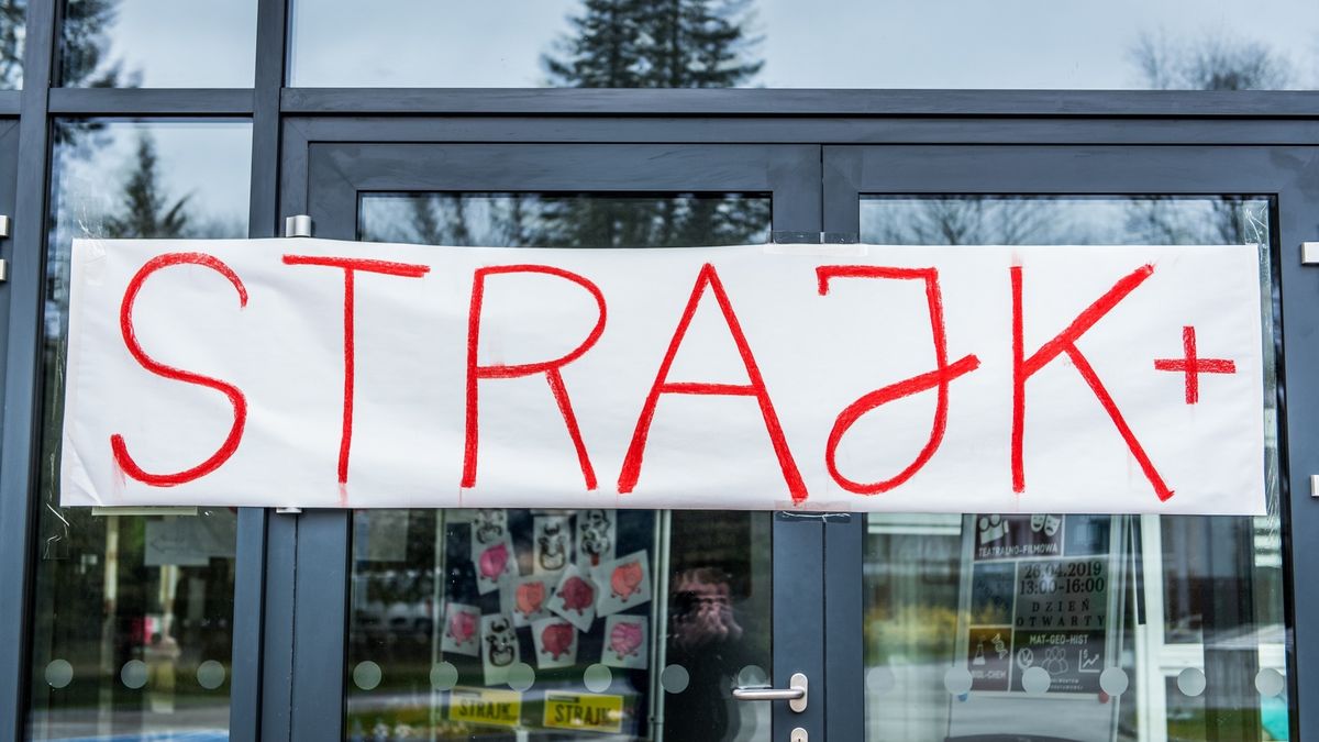 Strajk nauczycieli. Niskie pensje sprawiają, że młodzi ludzie nie chcą pracować w szkołach