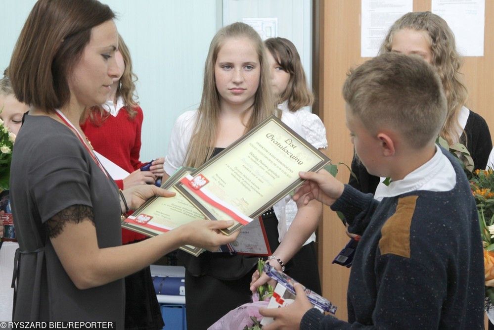 Prezent dla nauczyciela można wręczyć na koniec roku. Przed wystawieniem ocen może być łapówką