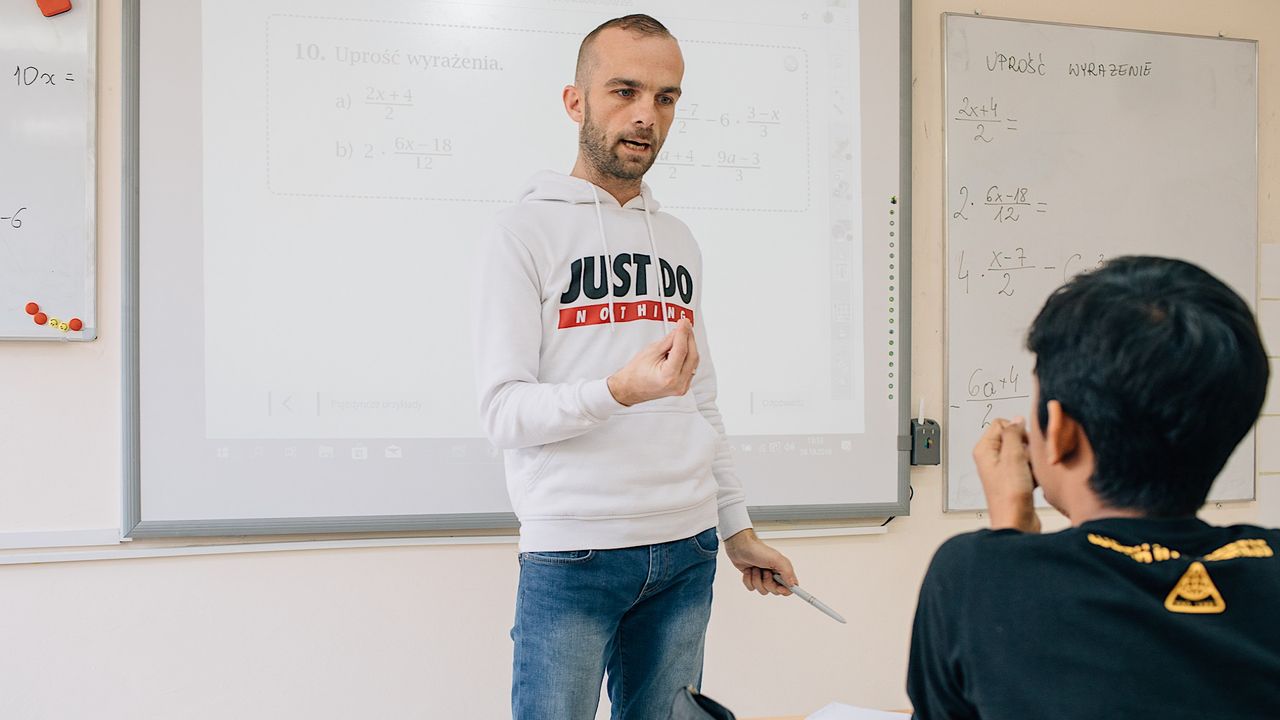 Apel po ukraińsku, w klasach Hindusi. Obok polskich uczniów uczą się imigranci