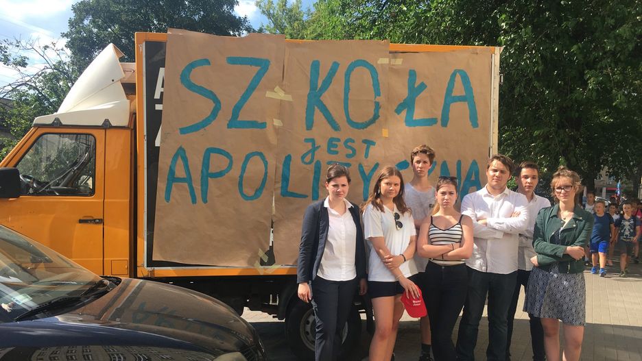Uczniowie warszawskiego liceum zasłonili kontrowersyjną grafikę