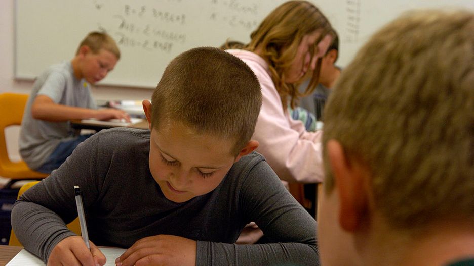 Wśród krajów, których systemy edukacyjne uchodzą za najlepsze na świecie, nie ma określonej liczby godzin, którą dzieci powinny spędzać na zajęciach