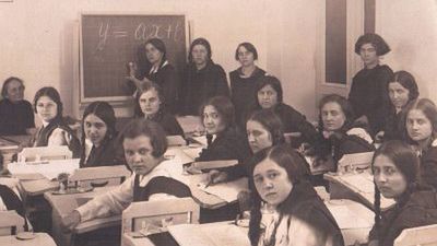 Uczennice szkoły przy ulicy Wiejskiej w Warszawie, ok. 1930 r.