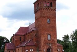 Ksiądz powiesił na kościele ogromny różaniec. Dostał za to dużą karę