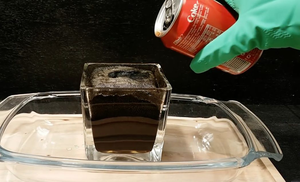 Oto, co się dzieje, gdy wlewasz colę do żołądka