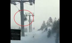 Francja. Silny wiatr niebezpiecznie rozkołysał gondole z narciarzami