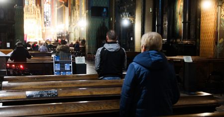 Apele w sprawie koronawirusa nie podziałały. Część wiernych żąda komunii świętej do ust