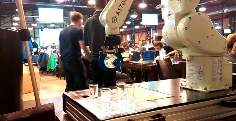 #dobrebopolskie Robot do nalewania wódki