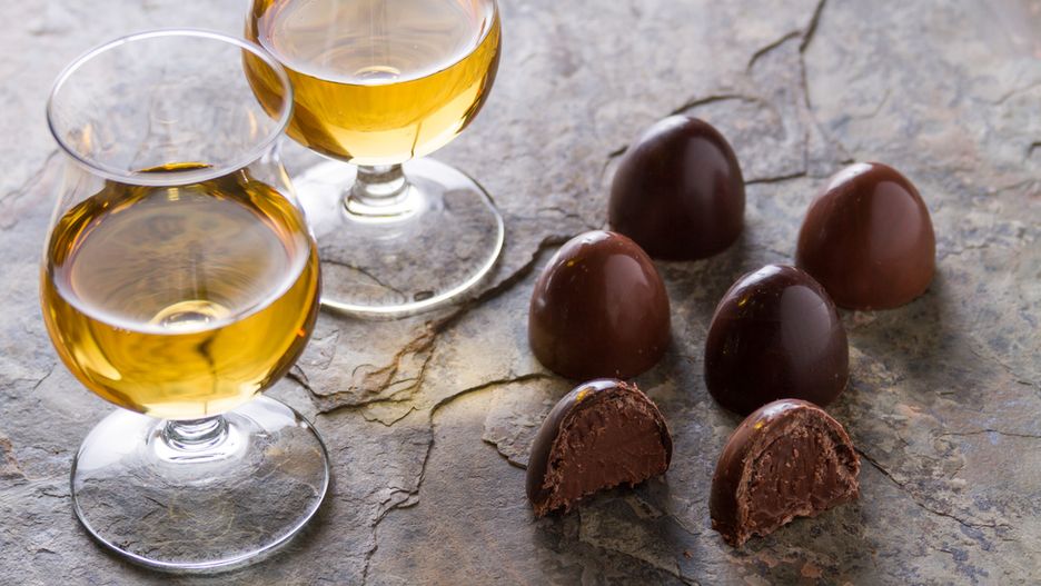 Do czekoladek dodaje się często owoce nasączane alkoholem, np. wiśnie z likierem