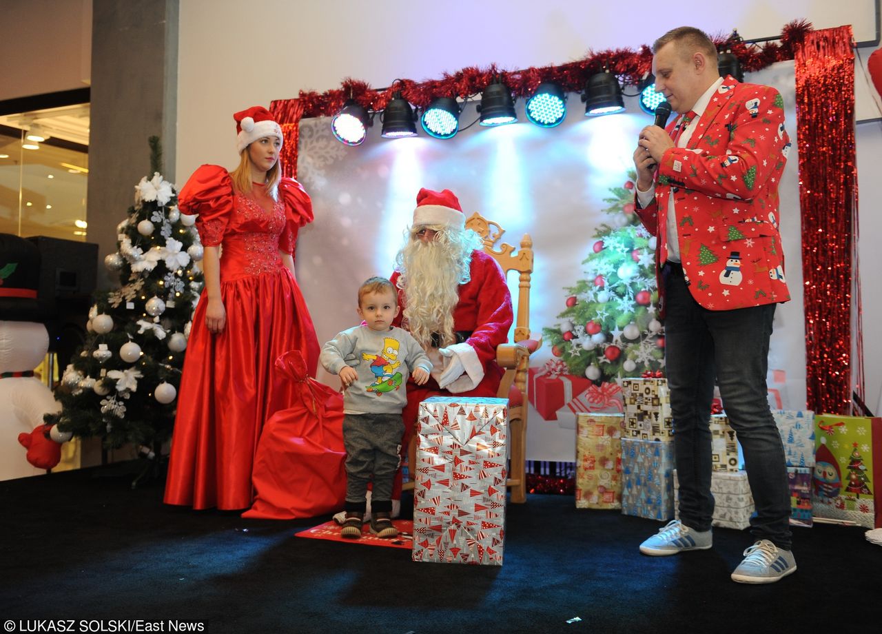 Rodzice oburzeni zachowaniem Mikołajów. Ranią dzieci chamskimi docinkami i obiecują drogie prezenty