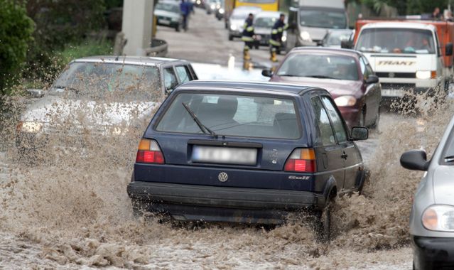 Grad, ulewa, wichura: odszkodowanie za zniszczone auto