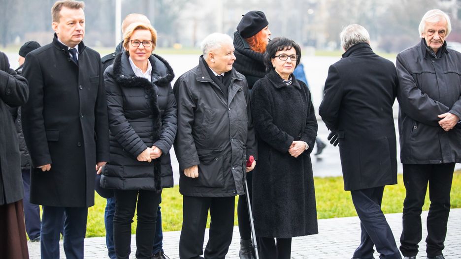 Posłanka Lewicy chce wyjaśnień, czy Jarosław Kaczyński ominął kolejkę NFZ do zabiegu na kolano.
