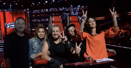 "The Voice of Poland" - Justyna Steczkowska i Edyta Górniak licytują się, która ma dłuższe nogi, Baron i Tomson uciekają przed operatorem kamery...