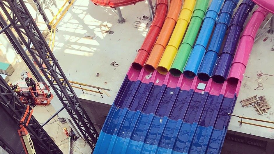 Zjeżdżalnie w podwarszawskim parku wodnym już zamontowane. W ostatnich dniach robotnicy sadzą palmy