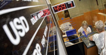 Kursy walut. Dolar wraca do roli bezpiecznej przystani
