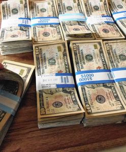 Myśleli, że oddają biednym stare ubrania. Zapomnieli o fortunie ukrytej w torbie