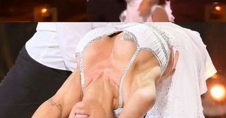 Pierś Pameli Anderson wyskoczyła spod sukienki! Zobacz wpadkę seksownej gwiazdy!