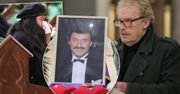 Pogrzeb Krzysztofa Krawczyka. Daniel Olbrychski odegrał szczególną rolę. Żona artysty nie ukrywała wzruszenia