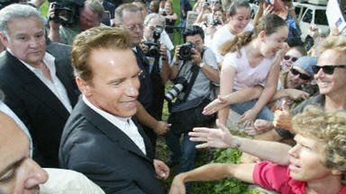 Arnold Schwarzenegger i tłum fanów