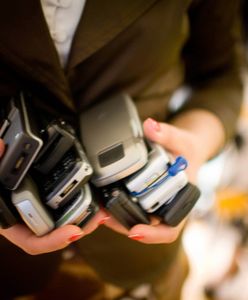 Każą uczniom oddawać telefony przed lekcją. "Potem liczą, czy się zgadza"