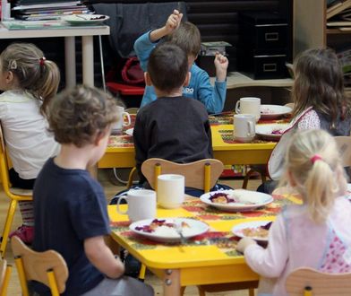 Darmowe przedszkola w Warszawie skończyły się podwyżką opłat. Co dało miasto, to zabrała dzielnica
