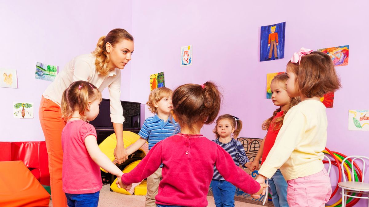 Nauczyciele przedszkolni powinni być stosowani według tych samych zasad co nauczyciele w szkołach