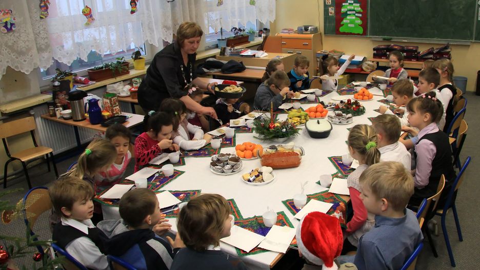 Uczniowie pierwszej klasy szkoły podstawowej w Deszcznie w czasie szkolnej wigilii w 2011 roku