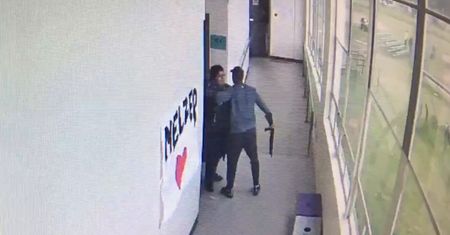 Nauczyciel bohaterem. Zapobiegł tragedii w szkole
