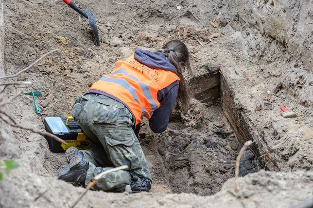 Prace ekshumacyjne przy miejscu pochówku żołnierza wyklętego Antoniego Dołęgi ps. Znicz, 13 bm. we wsi Popławy-Rogale. Dołęga ukrywał się w okolicy wsi Popławy-Rogale aż do lat 80. 